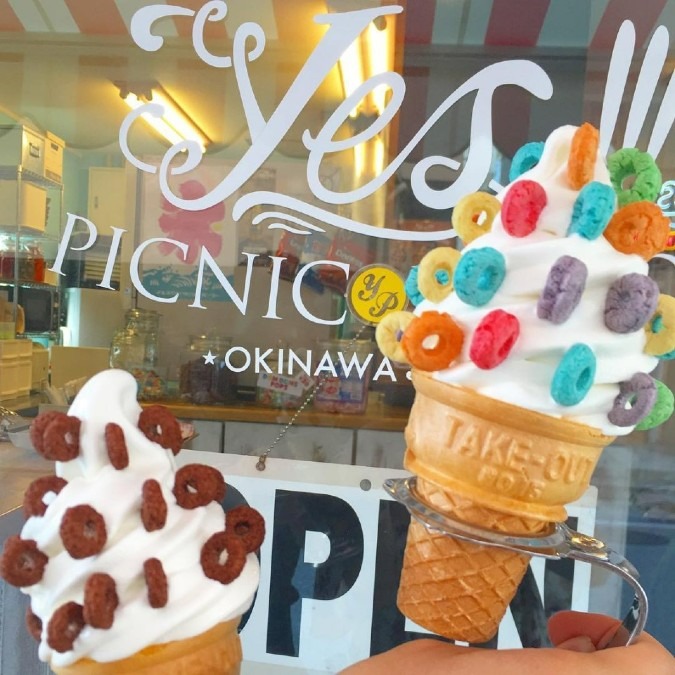 沖縄　「yes picnic parlor」カラフルソフトクリーム