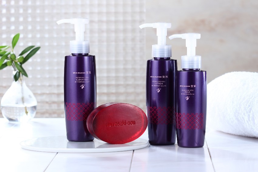 2010年にブームとなった「紫根」。独自の抽出技術を持つ日本オリーブ（株）がシンプルステップの基礎化粧品シリーズをリニューアル新発売